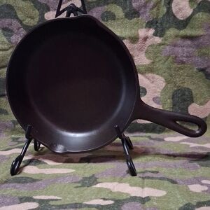Smooth-Seasoned Cast Iron Skillet with Pour Spouts BSR #5 D